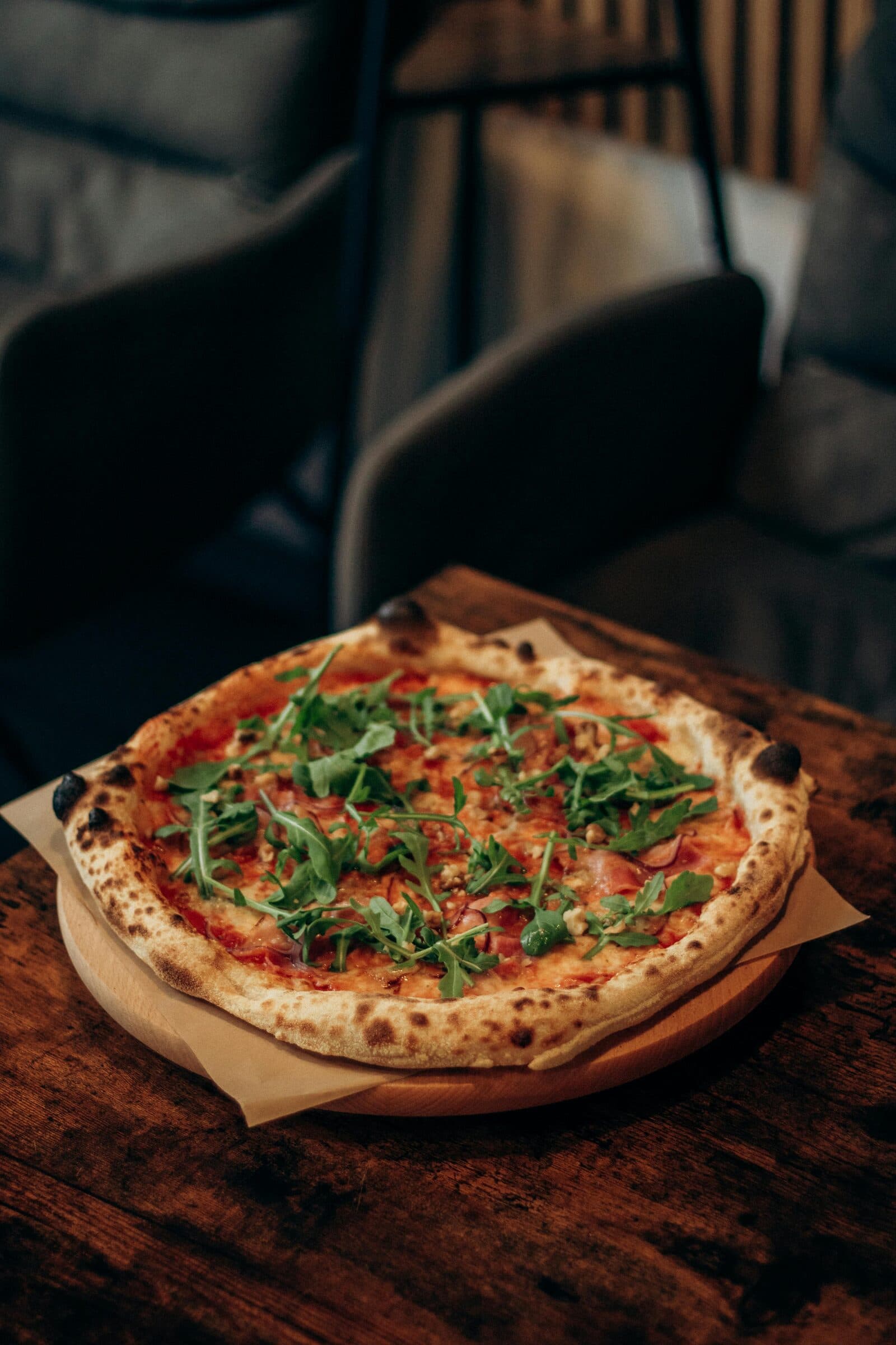 Une pizza au jambon cru et à la roquette